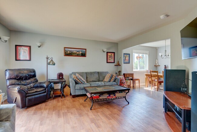 Building Photo - 3 Bed 2 Bath beautiful home on a corner lot in Admirals Cove