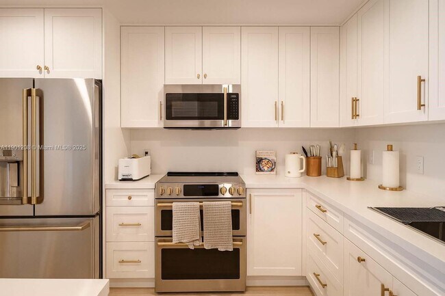 Building Photo - 8877 Collins Ave