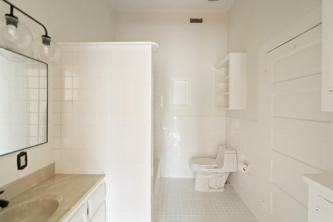 Building Photo - 603 E Losoya St