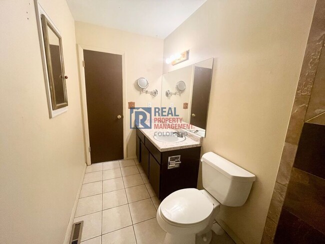 Building Photo - 1319 Potter Dr