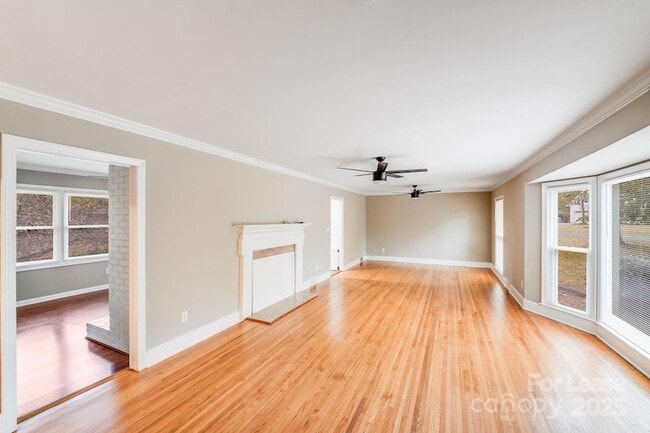 Building Photo - 5600 Riviere Dr