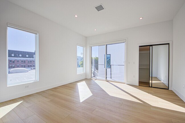 Building Photo - 715 N Gramercy Pl