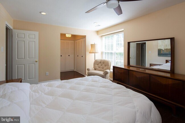 Building Photo - 12 Meadow Ln