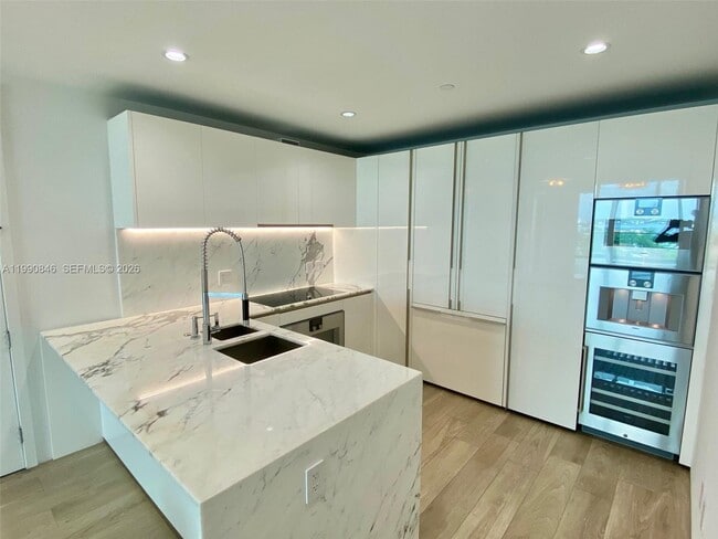 Building Photo - 10203 Collins Ave