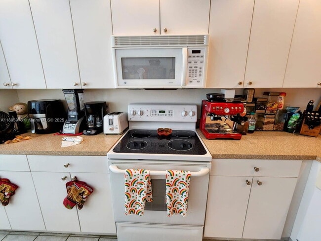 Building Photo - 730 NE 90th St