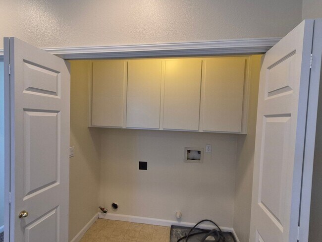 Building Photo - Adorable 3 bedroom 2.5 bath home with loft