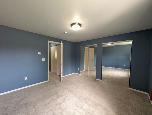 Building Photo - Valley Townhome, 3BD/1.5BA, Fully Fenced Y...