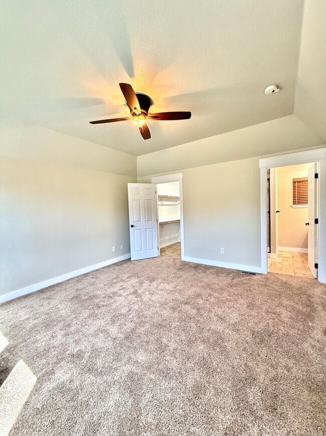 Building Photo - 901 Manzanita Dr