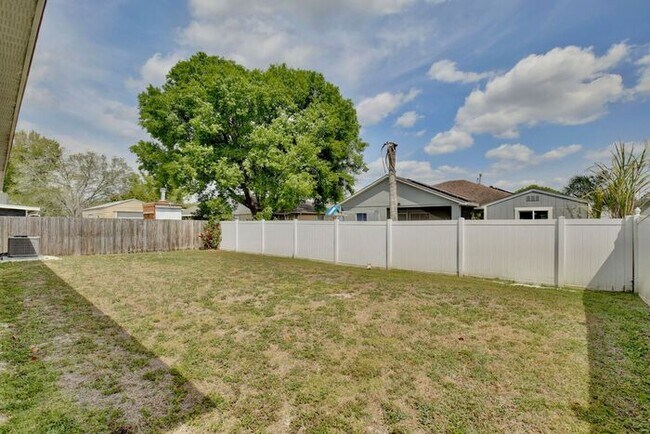 Building Photo - Beautiful 3/2 Spacious Home with a covered...