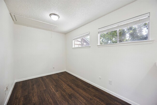 Building Photo - 13895 Hollowgreen Dr