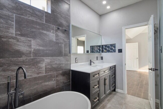 Building Photo - "Charming 4-Bedroom Home with 3 Full Baths in Prime Carrollton Location – Spacious 2338 Sq Ft!"