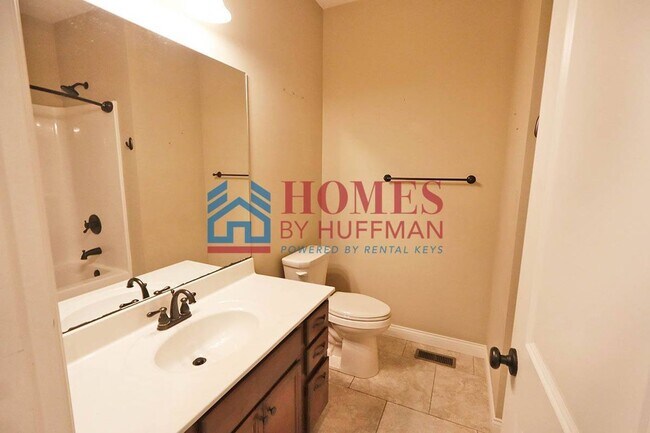 Building Photo - Three Bedroom | Two Bathroom | Newburgh