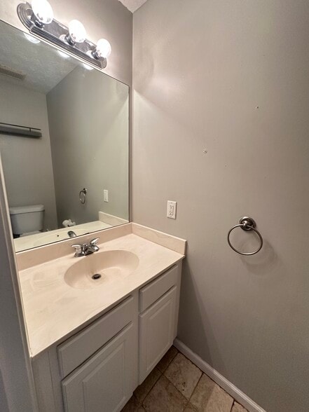Half bathroom - 2562 Plymouth Way