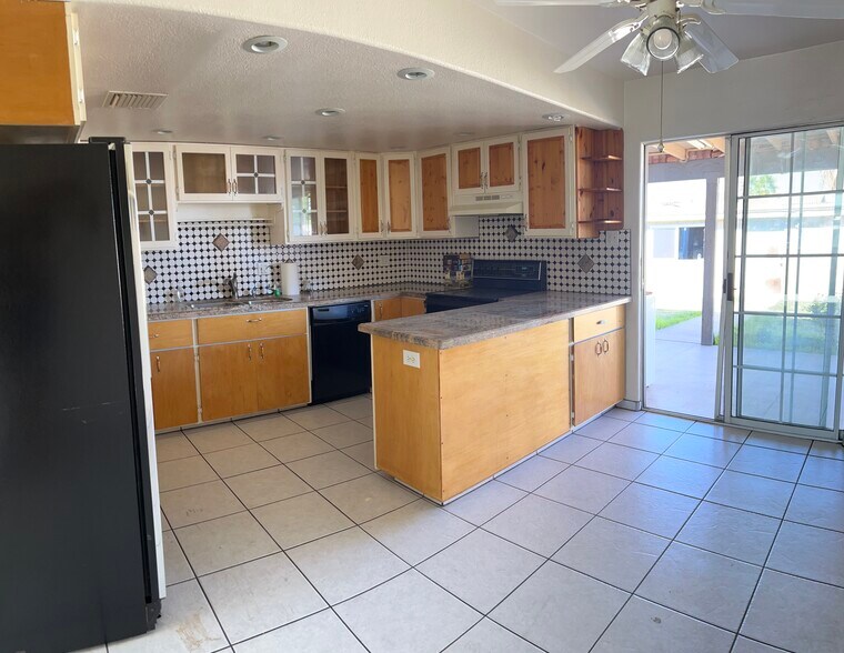 Kitchen to backyard - 5322 W Saint Moritz Ln