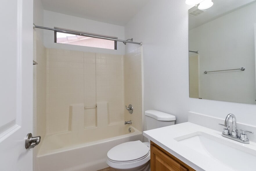 Building Photo - 2581 E Bellerive Dr