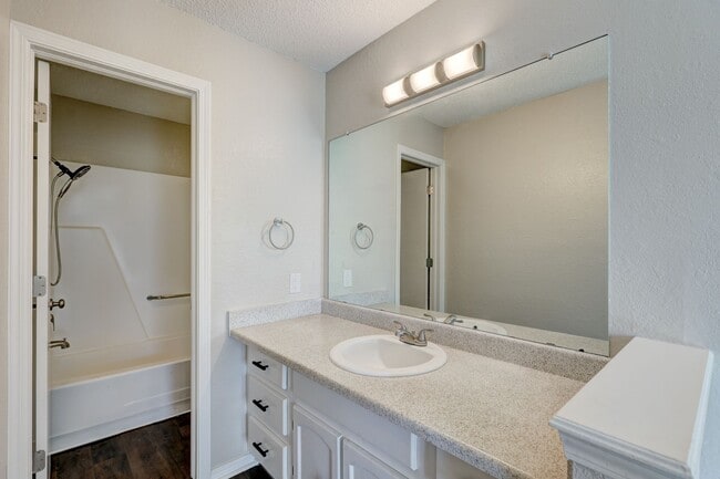 Building Photo - Home Like Living at Apartment Prices