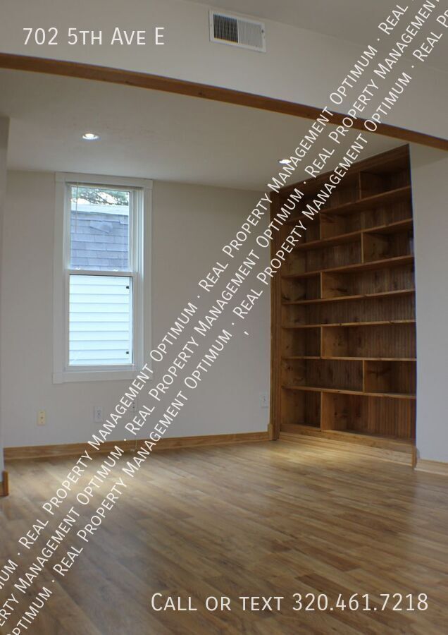 Building Photo - 702 5th Ave E