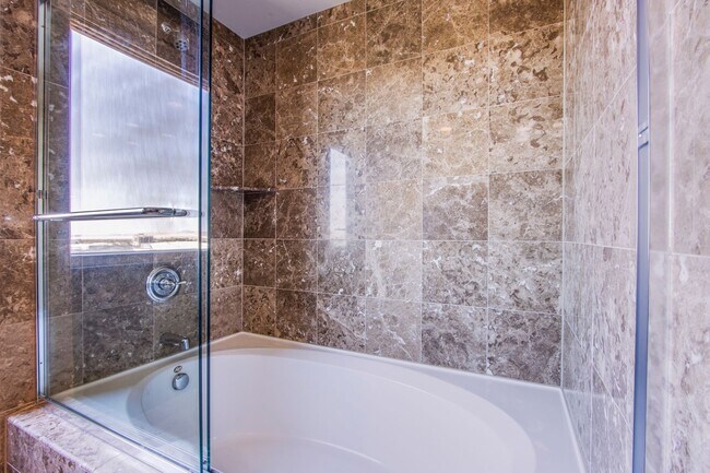 Building Photo - Absolutely stunning high rise loft at Metr...