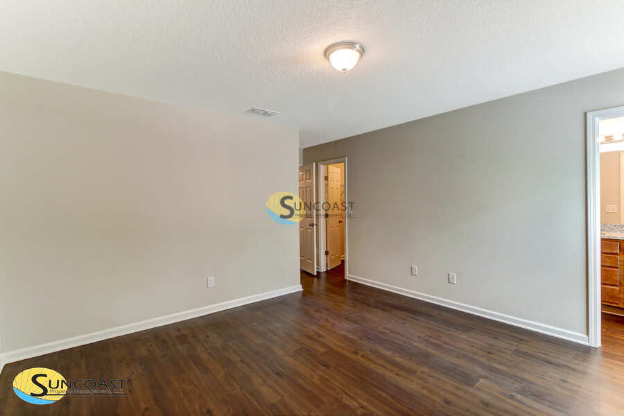 Building Photo - 9487 Thorn Glen Rd
