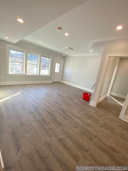 Building Photo - 120 Kenrick St