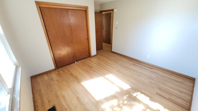 Building Photo - Beautifully updated 3-bedroom, 2-bath home, ready for you to move in!