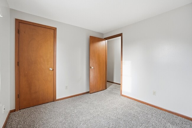 Building Photo - 9412 Vista Park Dr