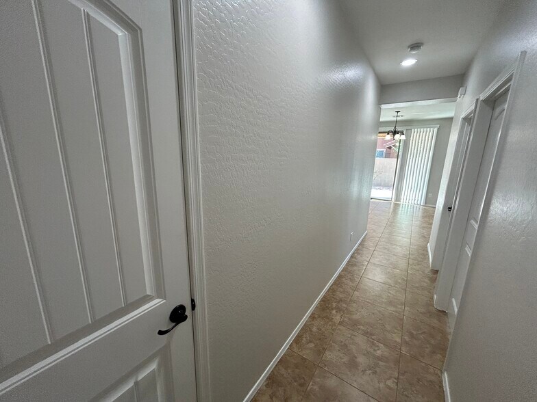 Building Photo - 4123 E Cherry Hills Dr