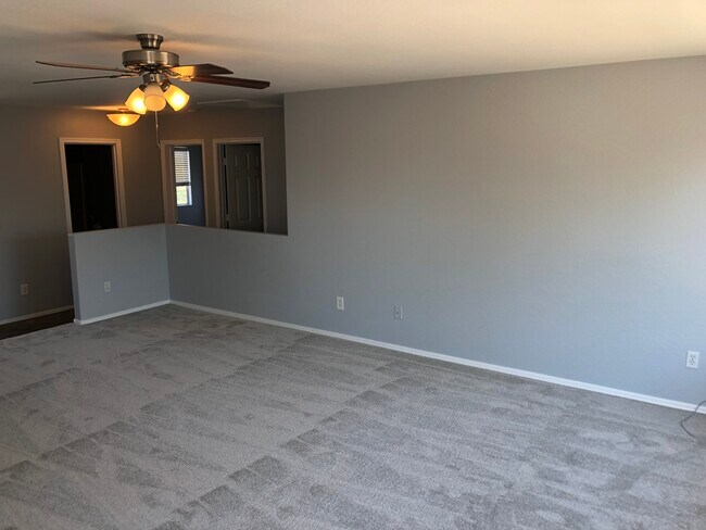 Building Photo - 11818 W Sunnyside Dr