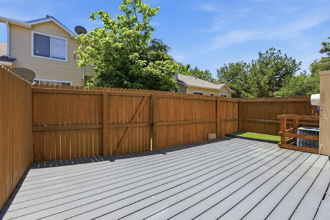 Building Photo - $2,735.95 - 3 Bed, 2.5 Bath Townhome in Aurora with In Unit Laundry!