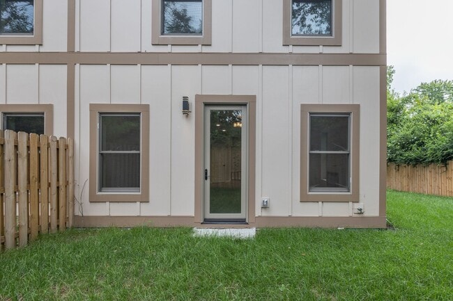 Building Photo - 271 Garry Dr