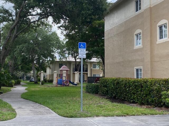 Building Photo - 1700 Crestwood Ct S