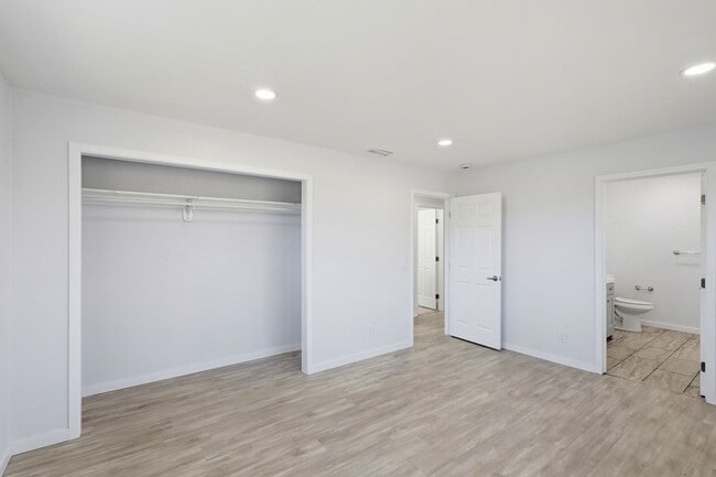 Building Photo - Centrally Located Property!