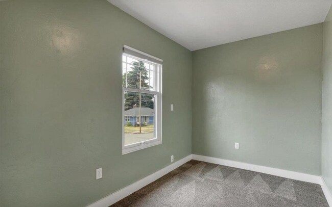 Building Photo - 3505 Lancaster Dr NE