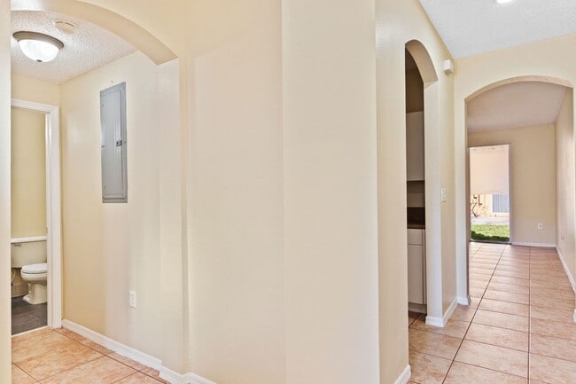 Building Photo - Spacious 3-bedroom, 3-bathroom home