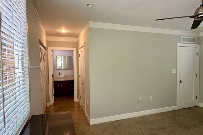 Building Photo - 542 NE 130th St