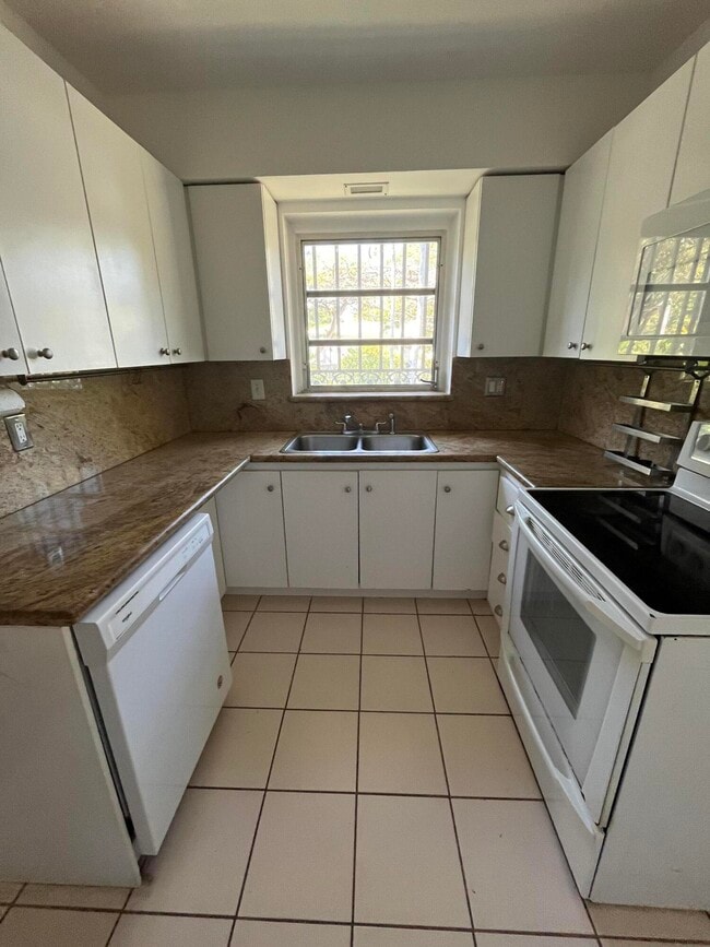 Building Photo - 175 SW 25th Rd