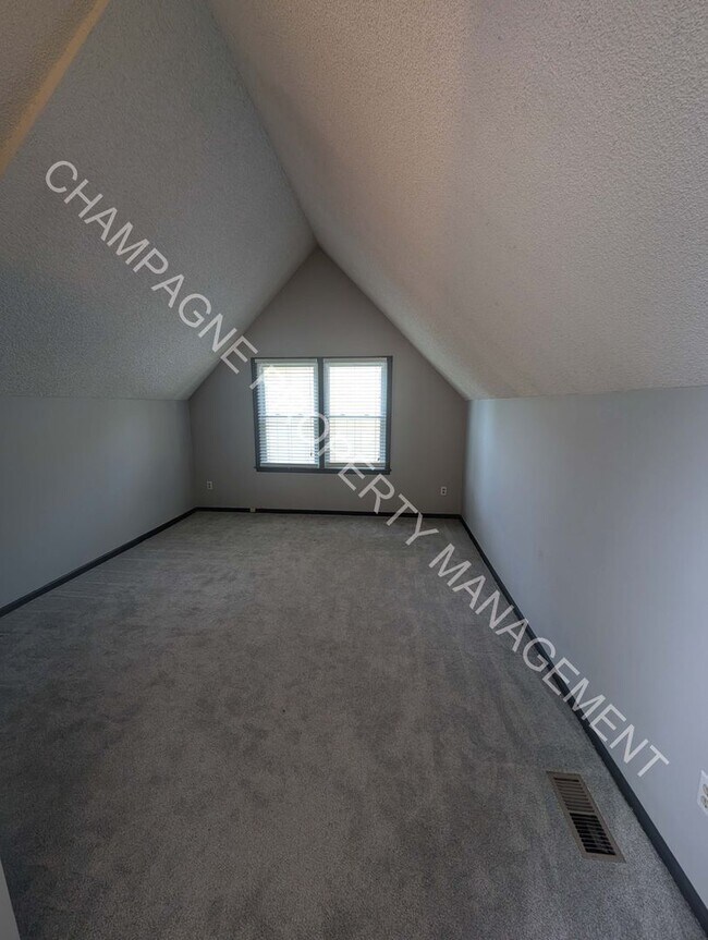 Building Photo - GORGEOUS LENEXA HOME FOR RENT - FLAT ROCK ...