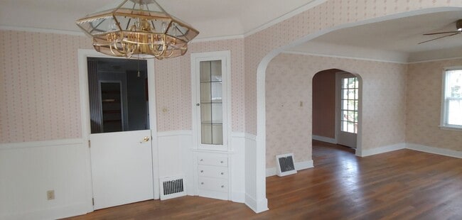 Building Photo - Charming 3 bedroom, 1.5 bathroom 1,448 sq....