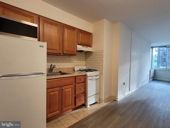 Building Photo - 604 S Washington Square