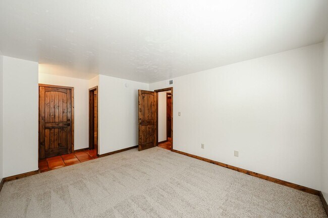 Building Photo - Great Downtown Scottsdale Location!