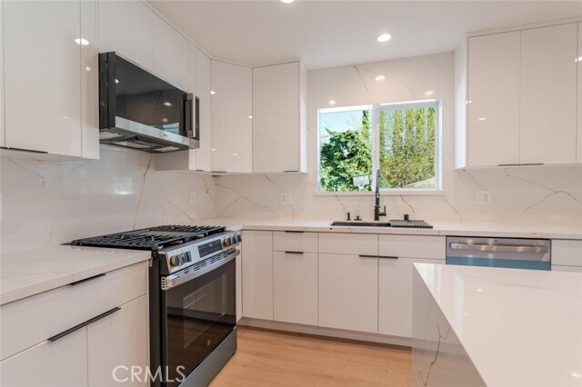 Building Photo - 10425 Pinyon Ave