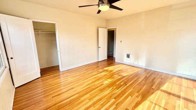 Building Photo - Modern Comfort in the Heart of Hosford Abernethy!