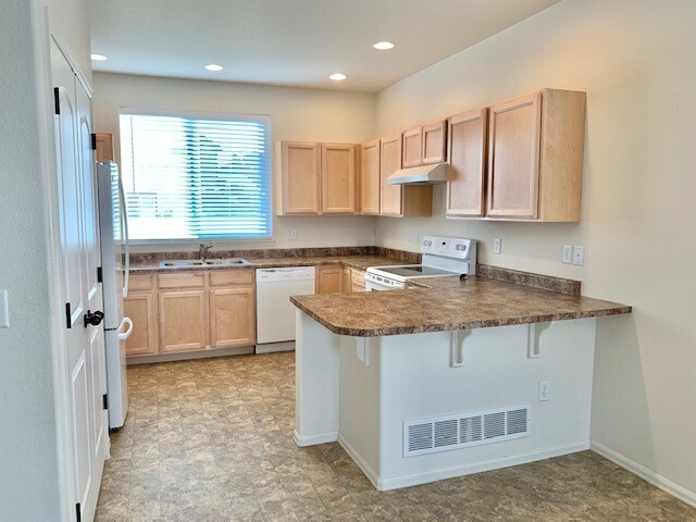 Building Photo - Spacious 3 Bedroom Home in Heron Pointe Su...