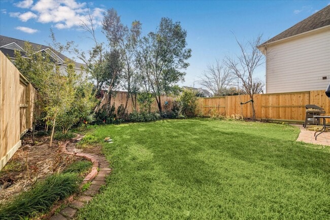 Building Photo - 11215 Royce Palms Dr