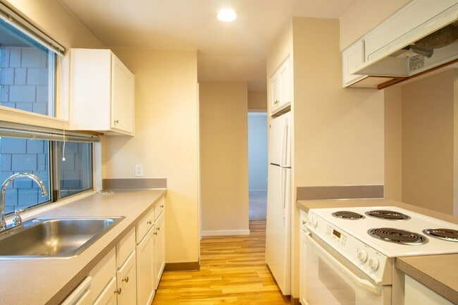 Building Photo - Fantastic Lake Oswego 1Bdr w/Fireplace, Di...