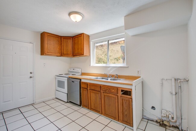 Building Photo - Now Leasing - Charming Renovated 3BR Home Near Downtown Columbia & Major Colleges