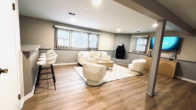 Building Photo - 9323 80th Ct