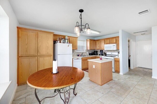 Building Photo - 505 Woodsorrel Way