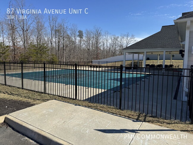 Building Photo - 3 bed/2.5 bath townhouse (available June 1...