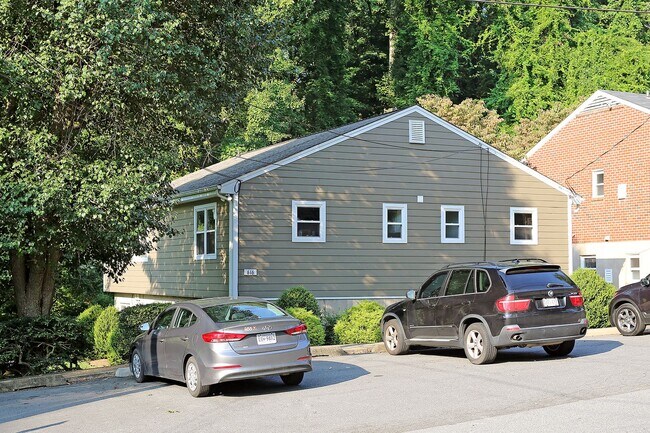 Building Photo - Student-Friendly UVA Apartment Convenient to Downtown